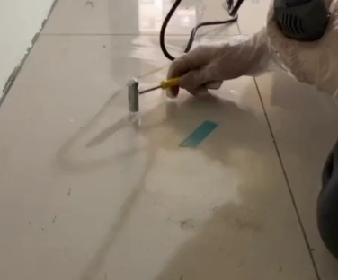 永年瓷砖开裂维修公司专业分享瓷砖在铺贴前如果没有沥干水分，将会导致以下问题